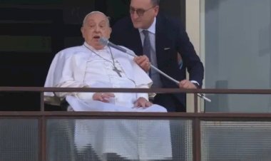 Papa Francisco tem alta após 38 dias, acena a fiéis e deixa o hospital