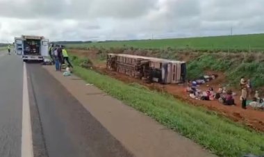 Ônibus tomba com quase 50 ocupantes e deixa passageiros gravemente feridos, diz PRF