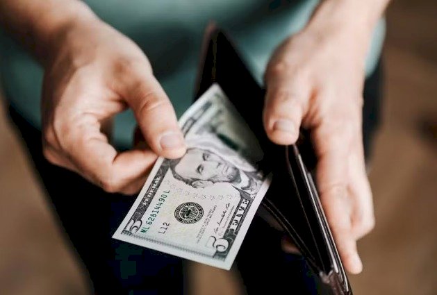 Dólar opera em forte alta e encosta em R$ 6,10 em meio à guerra global de tarifas; Ibovespa cai